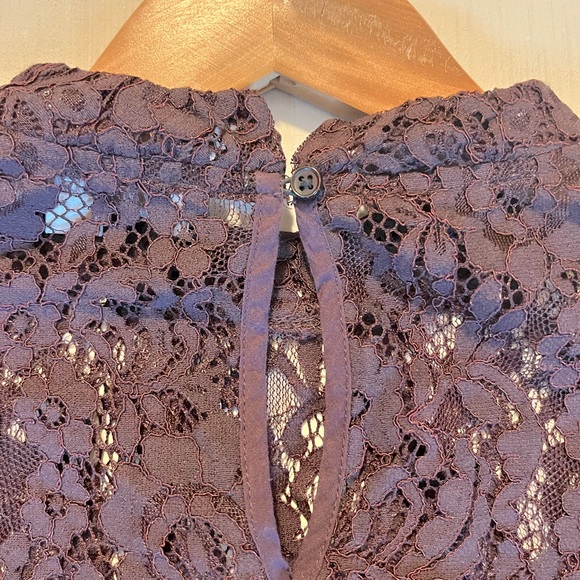 LOFT Burgundy Lace with Black Tie Sleeves Ann Taylor Holiday Christmas Blouse - Picture 5 of 7